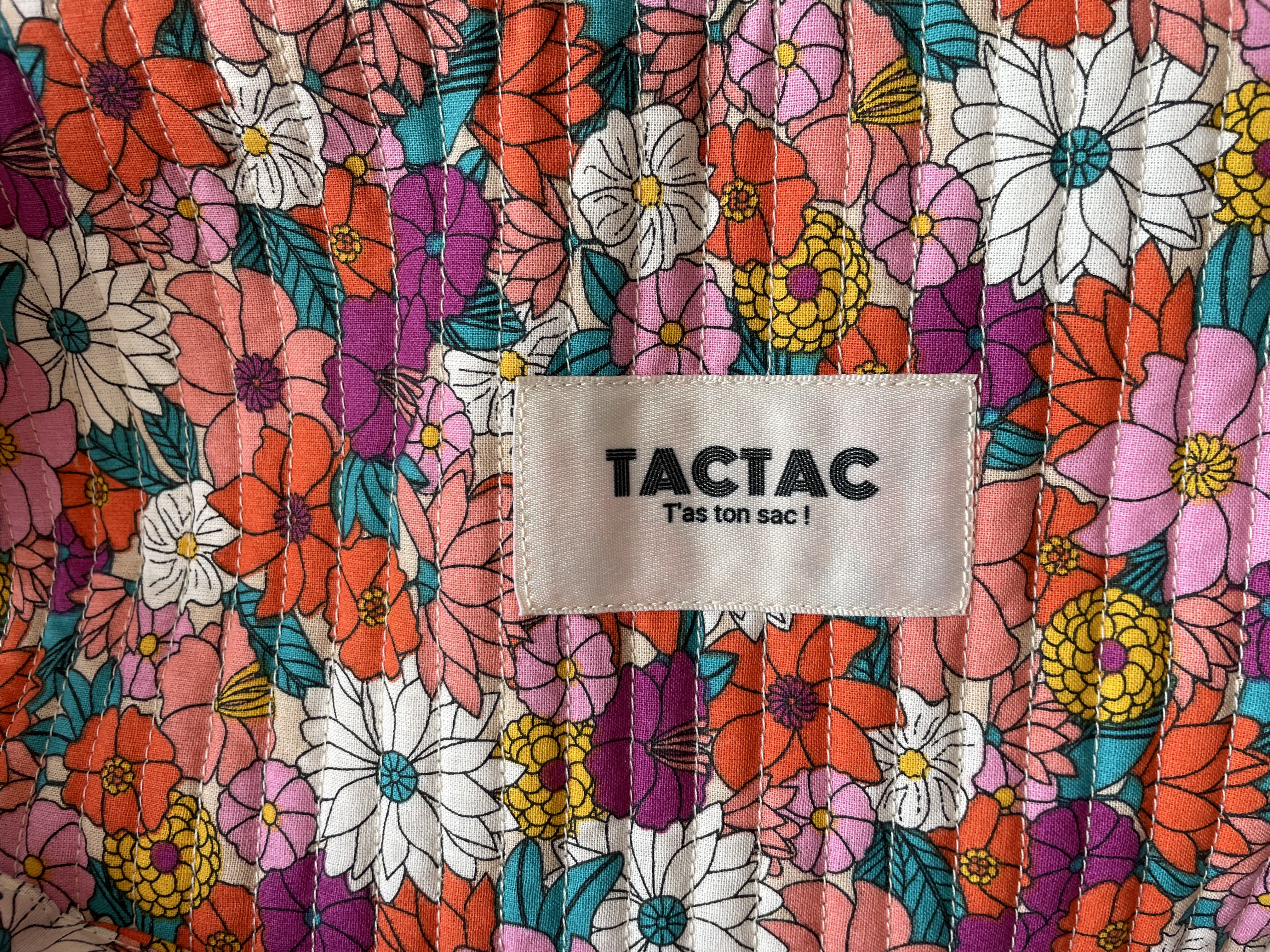 Tissu fleuri matelassé avec étiquette TACTAC